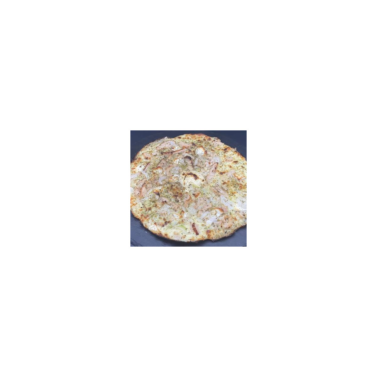 PESTO POULET CHEVRE : Crème fraîche, mozzarella 100 %, poulet, chèvre, pesto, oignons, origan.(halal)