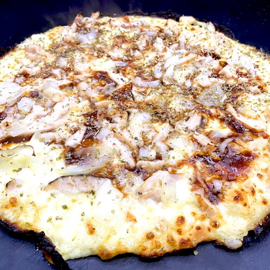 POULET BB CLASSIQUE : Crème fraîche, sauce barbecue, mozzarella 100 %, poulet, oignons, origan (halal).