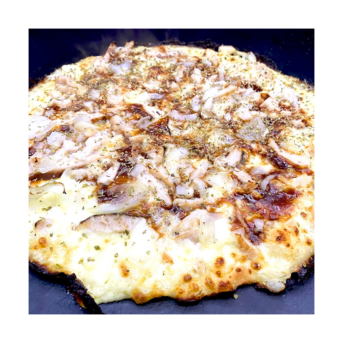 POULET BB CLASSIQUE : Crème fraîche, sauce barbecue, mozzarella 100 %, poulet, oignons, origan (halal).