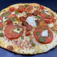 3 TOMATES PESTO CHEVRE : S. tomate maison, mozzarella 100 %, rondelles de tomates, t. cerises, t. c. séchées, chèvre, pesto.