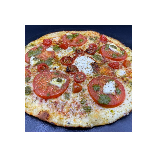 3 TOMATES PESTO CHEVRE : S. tomate maison, mozzarella 100 %, rondelles de tomates, t. cerises, t. c. séchées, chèvre, pesto.