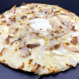 POULET CHATAIGNE : Crème fraîche, mozzarella 100 %, poulet, châtaignes, oignons, miel de châtaigne (halal).