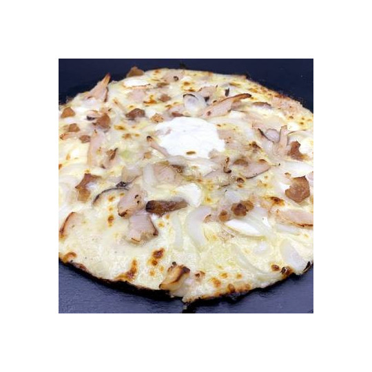 POULET CHATAIGNE : Crème fraîche, mozzarella 100 %, poulet, châtaignes, oignons, miel de châtaigne (halal).