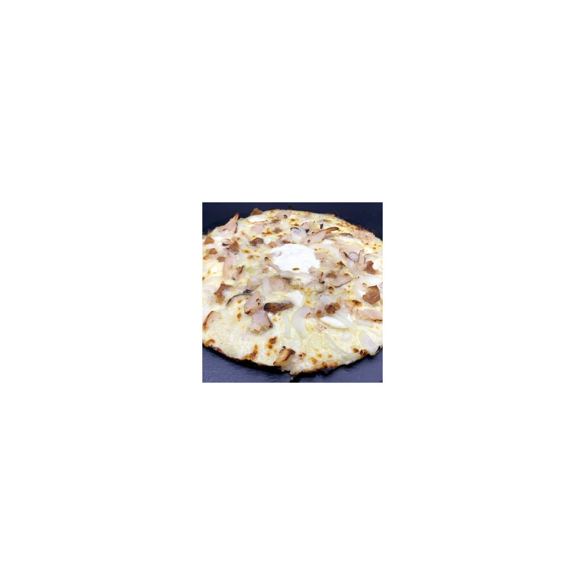 POULET CHATAIGNE : Crème fraîche, mozzarella 100 %, poulet, châtaignes, oignons, miel de châtaigne (halal).