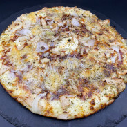 POULET COMTE BB : Crème fraîche, mozzarella 100 %, poulet, comté, oignons, sauce barbecue (halal).