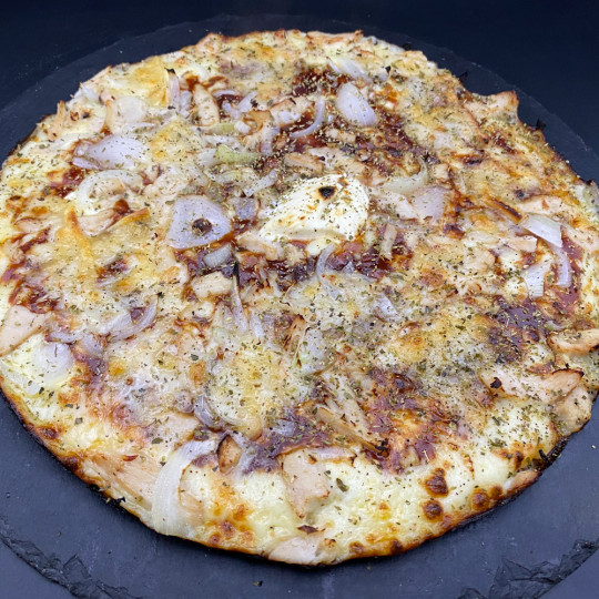 POULET COMTE BB : Crème fraîche, mozzarella 100 %, poulet, comté, oignons, sauce barbecue (halal).