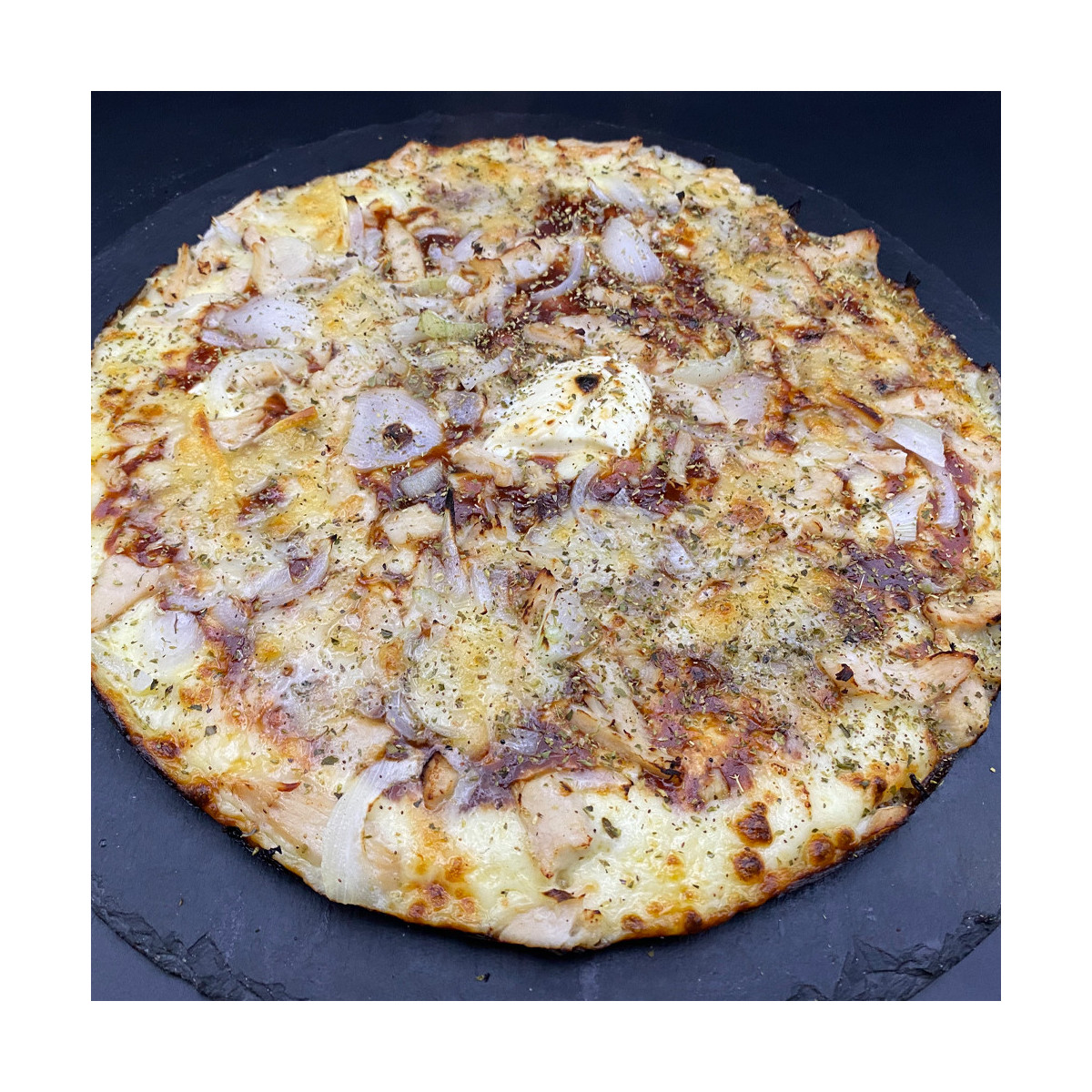 POULET COMTE BB : Crème fraîche, mozzarella 100 %, poulet, comté, oignons, sauce barbecue (halal).