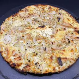 POULET RACLETTE : Crème fraîche, mozzarella 100%, poulet, raclette, oignons, origan (halal)