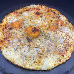 ROQUEFORT CLASSIQUE : Sauce tomate maison, mozzarella 100 %, Roquefort, olives, oignons, ail, origan