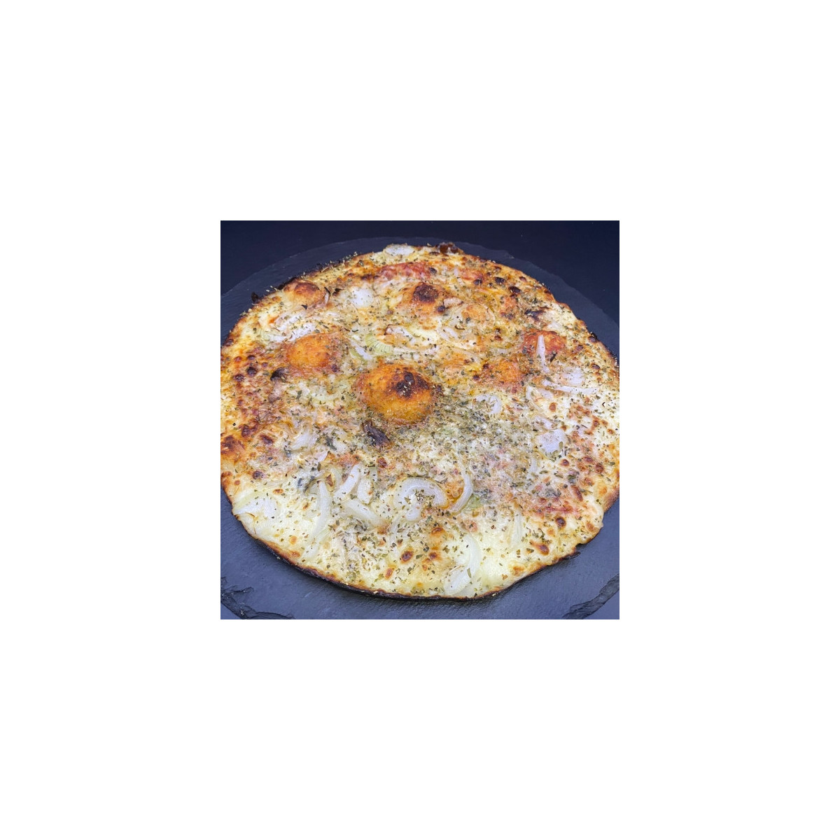 ROQUEFORT CLASSIQUE : Sauce tomate maison, mozzarella 100 %, Roquefort, olives, oignons, ail, origan