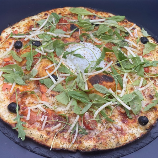 SAUMON DI BUFALA : S. tomate du Chef, mozzarella 100%, saumon sauvage, t. cerises, olives, di bufala, oignons, Roquettes, origan