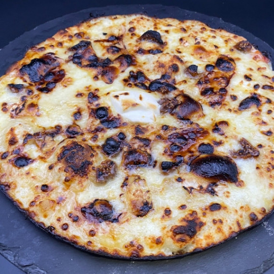 SAVOUREUSE : Crème fraîche, mozzarella 100%, camembert, roquefort, figues grillées, oignons, miel