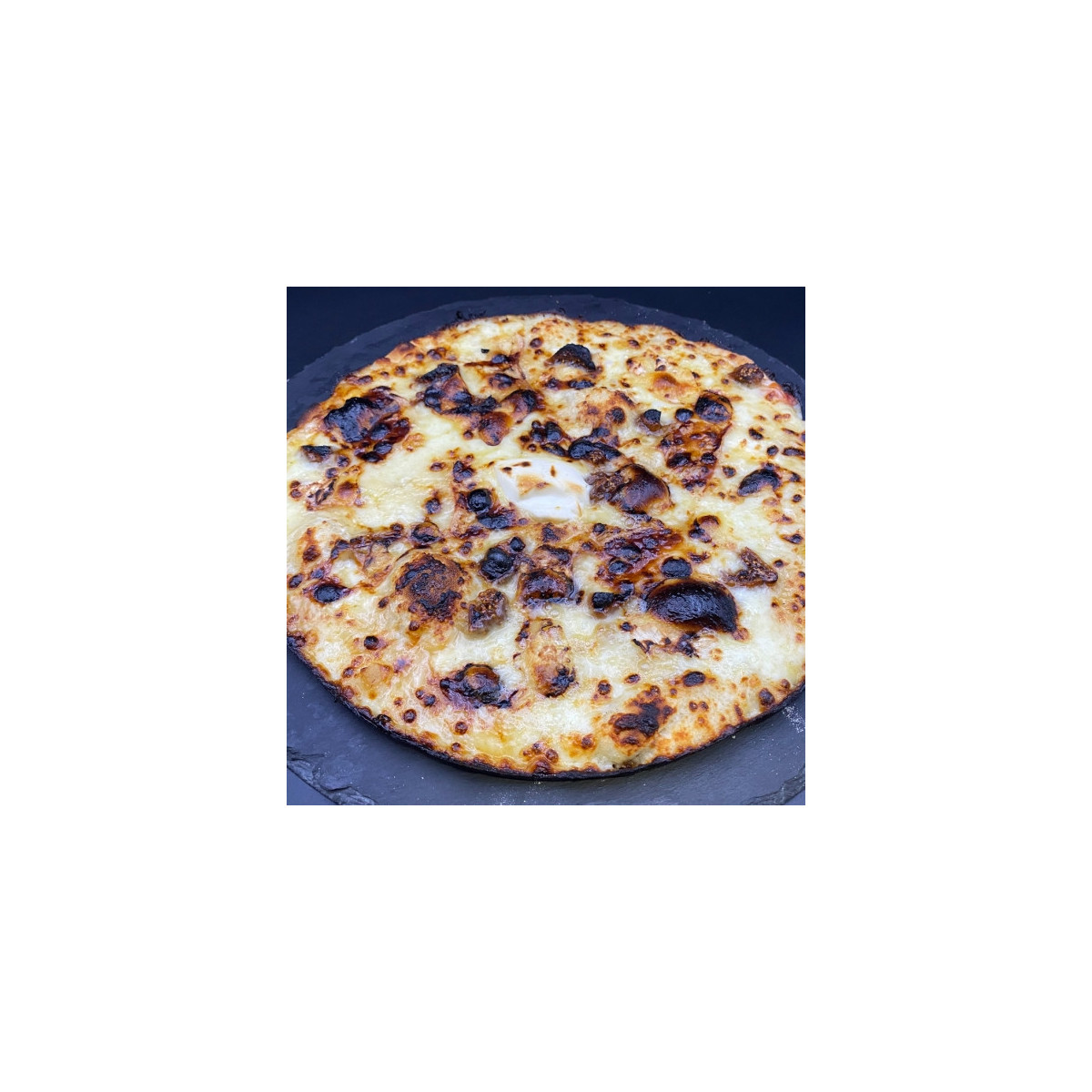 SAVOUREUSE : Crème fraîche, mozzarella 100%, camembert, roquefort, figues grillées, oignons, miel