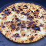 SAVOUREUSE : Crème fraîche, mozzarella 100%, camembert, roquefort, figues grillées, oignons, miel