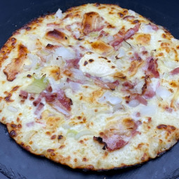 SAVOYARD : Crème fraîche, mozzarella 100%, poitrine fumée, lardon, reblochon, oignons