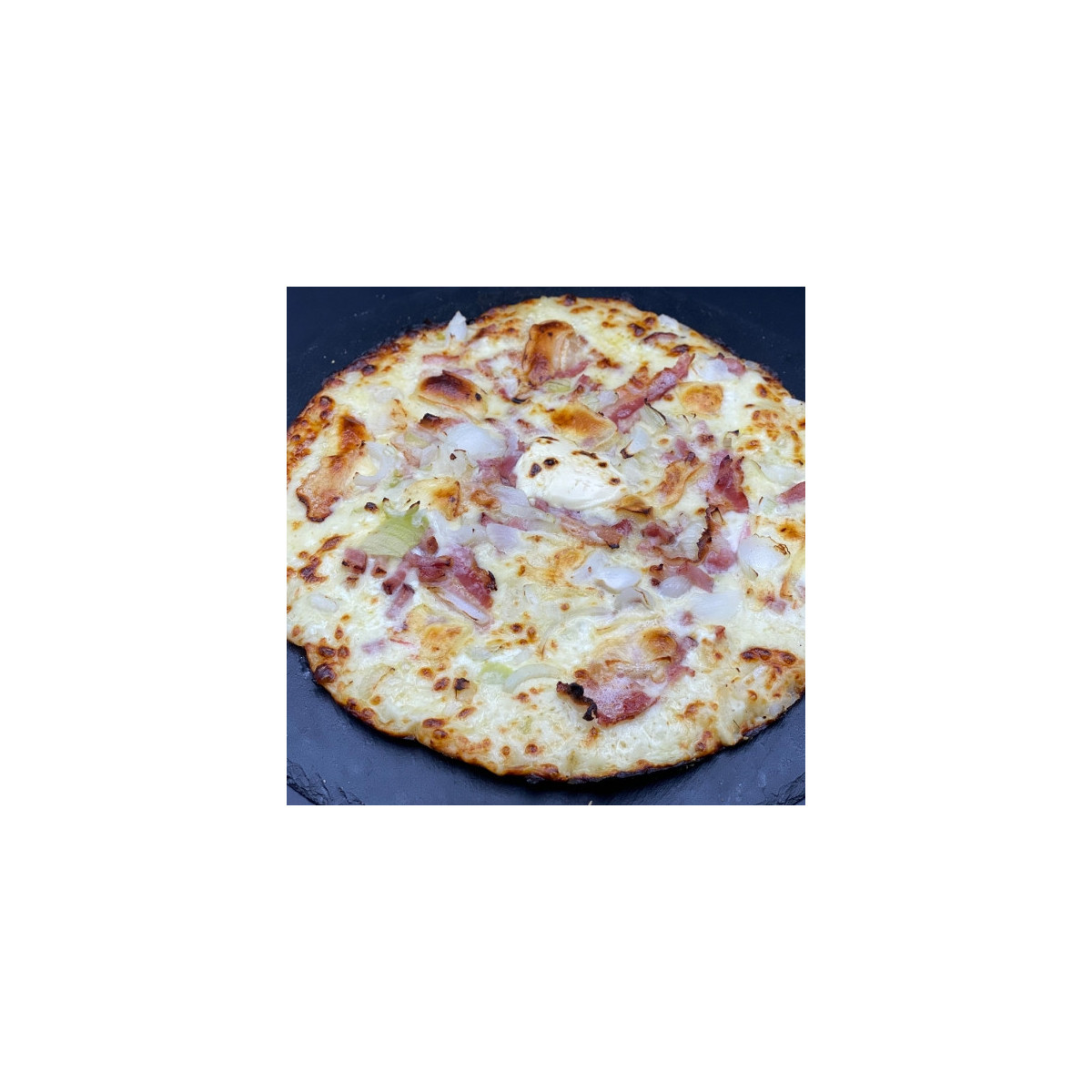 SAVOYARD : Crème fraîche, mozzarella 100%, poitrine fumée, lardon, reblochon, oignons