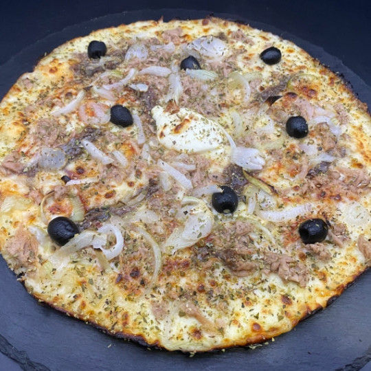 SICILIENNE : Sauce tomate du Chef, mozzarella 100%, thon, anchois, câpres, oignons, olives, origan.