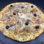 SICILIENNE : Sauce tomate du Chef, mozzarella 100%, thon, anchois, câpres, oignons, olives, origan.