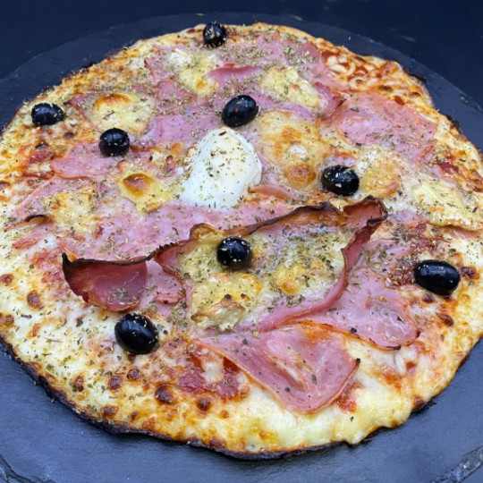 SOFRENCH : Sauce tomate du Chef, mozzarella 100%, jambon blanc & cru, camembert, olives