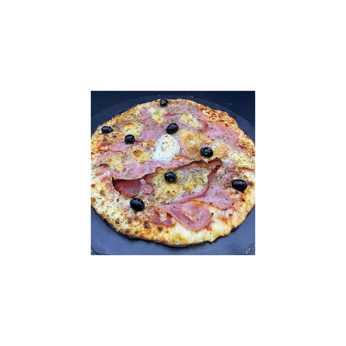 SOFRENCH : Sauce tomate du Chef, mozzarella 100%, jambon blanc & cru, camembert, olives