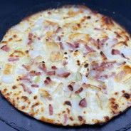 TARTIFLETTE :  Crème fraîche, mozzarella 100%, double oignons, lardon, pommes de terre, reblochon