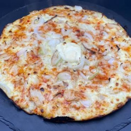 THAI POULET : Crème fraîche, mozzarella 100%, poulet, origan, oignons, olives, sauce thaï (halal)