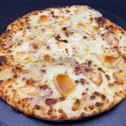 4 FROMAGES : Crème fraîche, double mozzarella 100 %, reblochon, chèvre, roquefort.