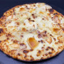 4 FROMAGES : Crème fraîche, double mozzarella 100 %, reblochon, chèvre, roquefort.