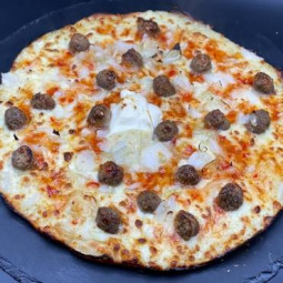 THAI STEAK HACHE BOULETTES: Crème fraîche, mozzarella 100%, steak haché, boulettes, oignons, sauce thaï (halal)