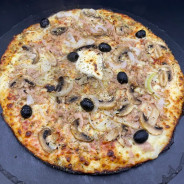 THON CHAMPIGNONS : Sauce tomate du Chef, mozzarella 100%, thon, champignons, olives, origan