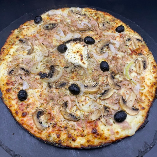 THON CHAMPIGNONS : Sauce tomate du Chef, mozzarella 100%, thon, champignons, olives, origan