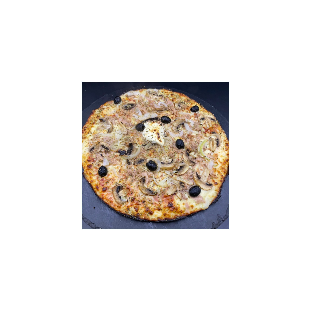 THON CHAMPIGNONS : Sauce tomate du Chef, mozzarella 100%, thon, champignons, olives, origan