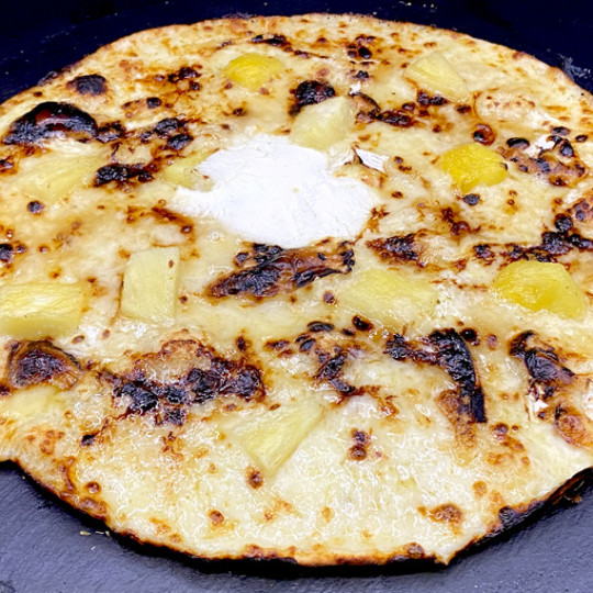 TROPICANA : Crème fraîche, mozzarella 100%, camembert, comté, ananas, miel.