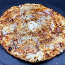 WESTSIDE : Crème fraîche, mozzarella 100%, lardons, poitrine fumée, oignons, comté, origan, barbecue