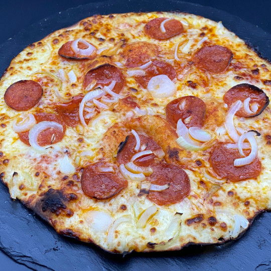 PEPPERONIE CLASSIQUE : Sauce tomate du chef, mozzarella 100 %, peppéronis, oignons, origan.(halal)