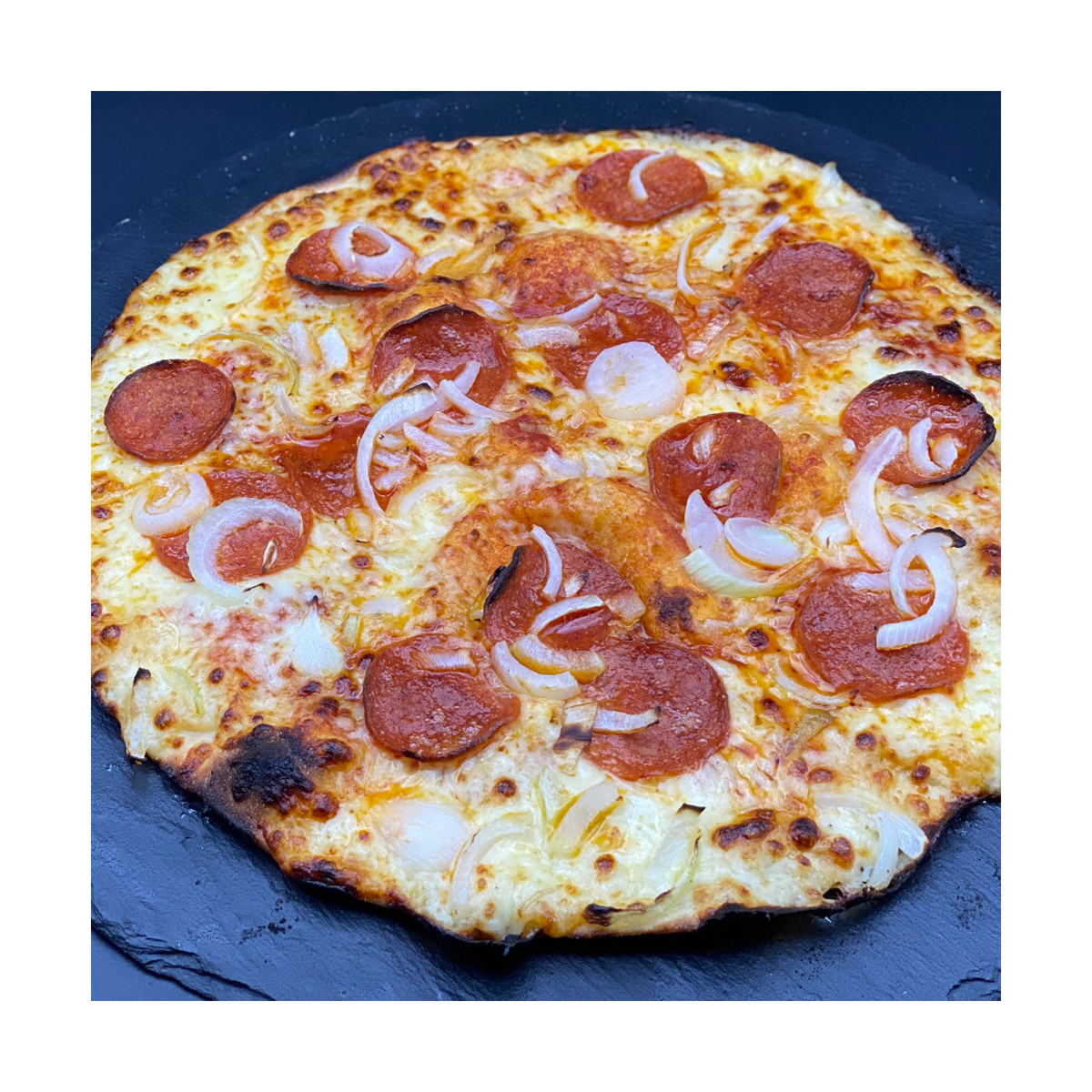 PEPPERONIE CLASSIQUE : Sauce tomate du chef, mozzarella 100 %, peppéronis, oignons, origan.(halal)