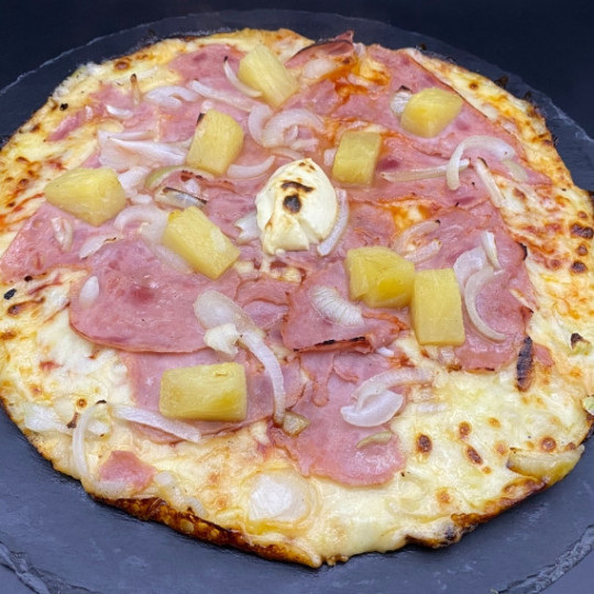 HAWAIENNE : Crème fraîche, mozzarella 100%, jambon blanc, ananas, oignons, miel.