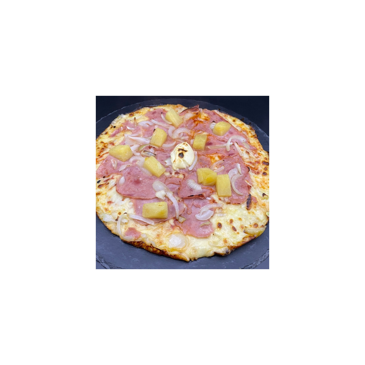 HAWAIENNE : Crème fraîche, mozzarella 100%, jambon blanc, ananas, oignons, miel.