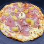 HAWAIENNE : Crème fraîche, mozzarella 100%, jambon blanc, ananas, oignons, miel.