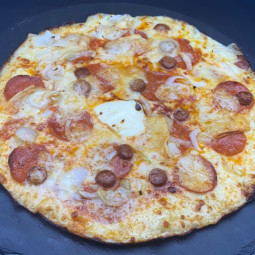 ORIENTAL : Sauce tomate du chef, mozzarella 100%, merguez, oignons, pepperonis, comté, origan (Halal).