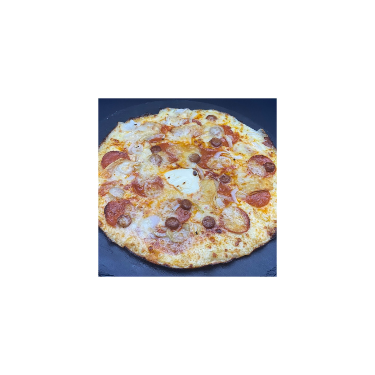 ORIENTAL : Sauce tomate du chef, mozzarella 100%, merguez, oignons, pepperonis, comté, origan (Halal).