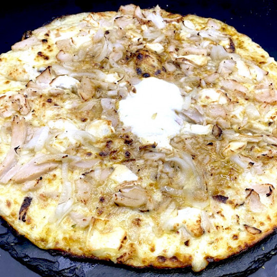 POULET CURRY CHEVRE : Crème fraîche, mozzarella 100 %, poulet, curry, oignons, miel (halal).