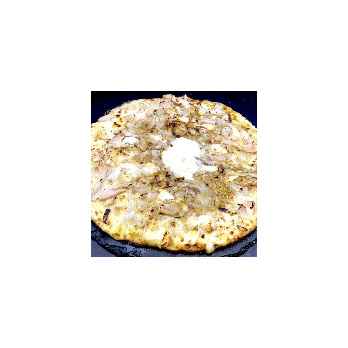 POULET CURRY CHEVRE : Crème fraîche, mozzarella 100 %, poulet, curry, oignons, miel (halal).