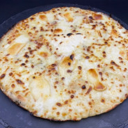 ASTRID : Crème fraîche, mozzarella 100 %, reblochon, roquefort.