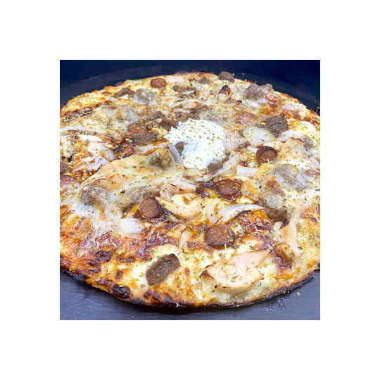 BIG BEEFS BB : Crème fraîche, barbecue, mozzarella 100 %, boulettes, merguez, poulet, oignons, comté (halal).