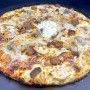 BIG BEEFS BB : Crème fraîche, barbecue, mozzarella 100 %, boulettes, merguez, poulet, oignons, comté (halal).