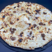 AUTHENTIQUE : Crème fraîche, mozzarella 100 %, camembert, raclette, oignons, figues grillées, miel.