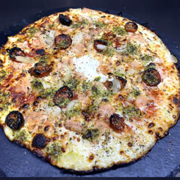 SAUMONA : Sauce tomate du Chef, mozzarella 100 %, Saumon sauvage fumée, tomates semi-séchées marinée, oignons, pesto, origan