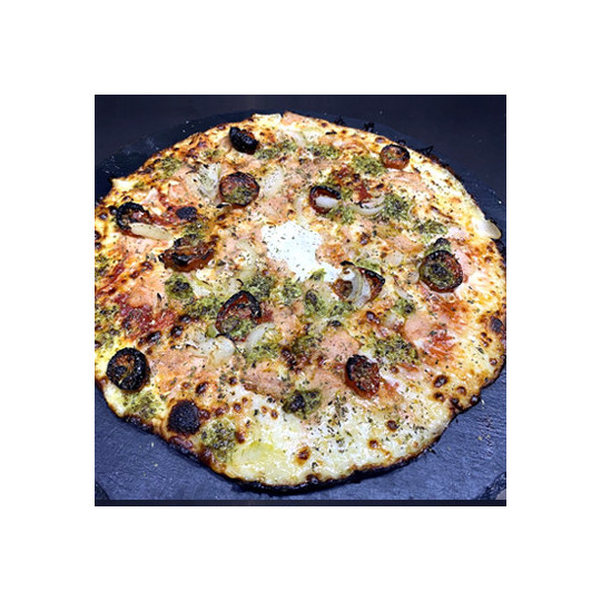 SAUMONA : Sauce tomate du Chef, mozzarella 100 %, Saumon sauvage fumée, tomates semi-séchées marinée, oignons, pesto, origan