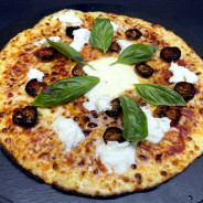 ESTIVAL : S. tomate du Chef, mozzarella 100 %, t. cerises semi-séchées marinées, mozzarella di bufala, feuilles de basilic